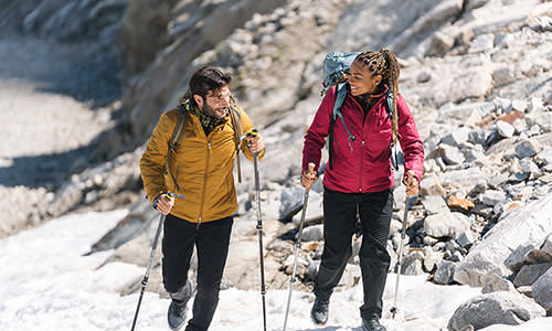Homme et femme randonnées en hiver portant des vestes mérinos brise-glace